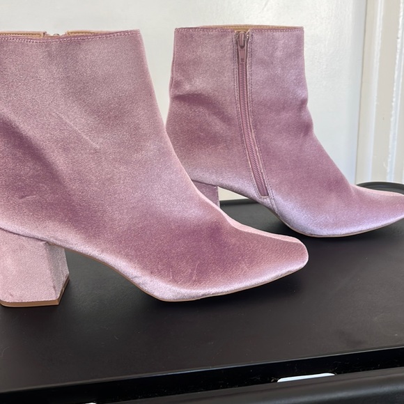 Shoes - NWOT Purple Boots with cushion